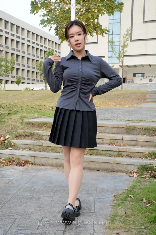 爱月下 NO.006 茜茜这身灰色小JK被我穿出了正装的感觉！ - 爱月下